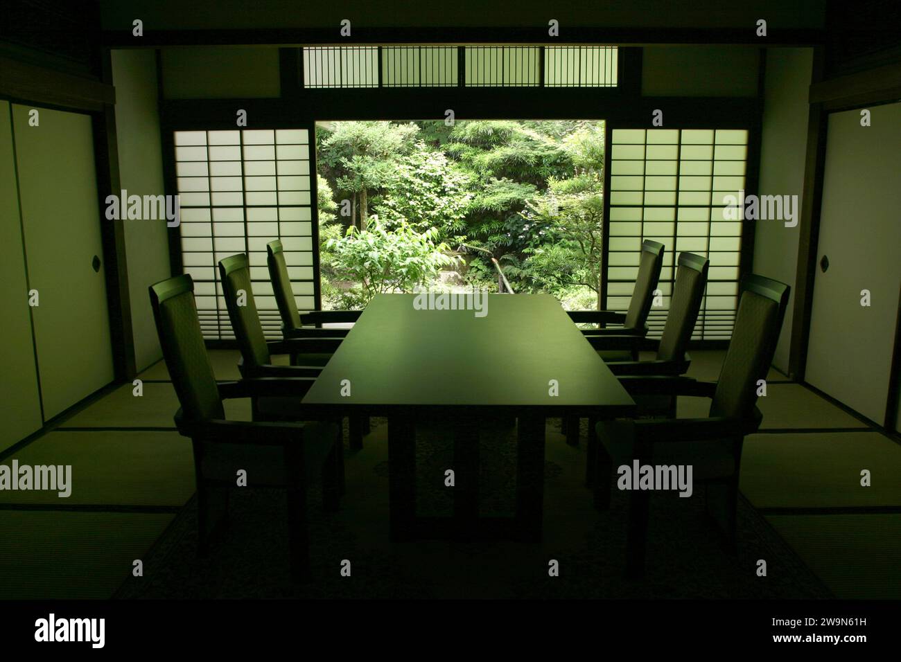 Ein traditioneller japanischer Tisch mit Garten im Freien. Kyoto, Japan. Stockfoto