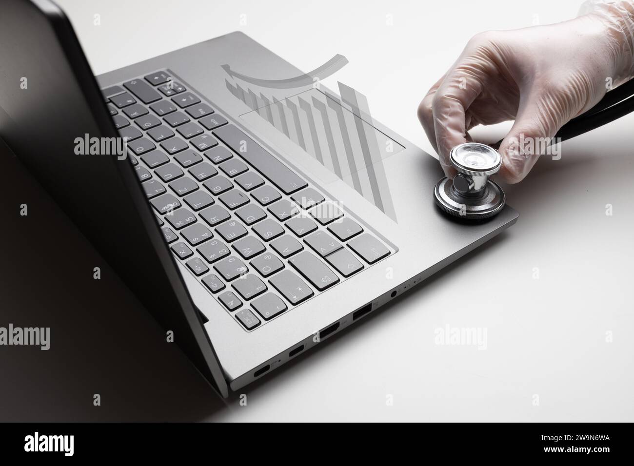 Notizbuch mit regressiver Grafik, Hand mit Stethoskop auf weißem B Stockfoto