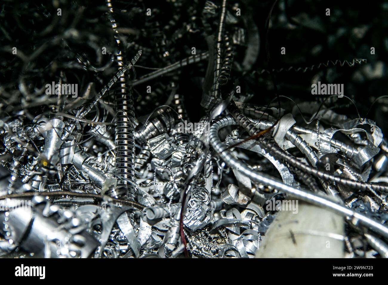 Schrott Closeup verdrehte Spiralstahlspäne verdrehtes Metall aus Drehmaschinen in Industrieanlagen. Stockfoto