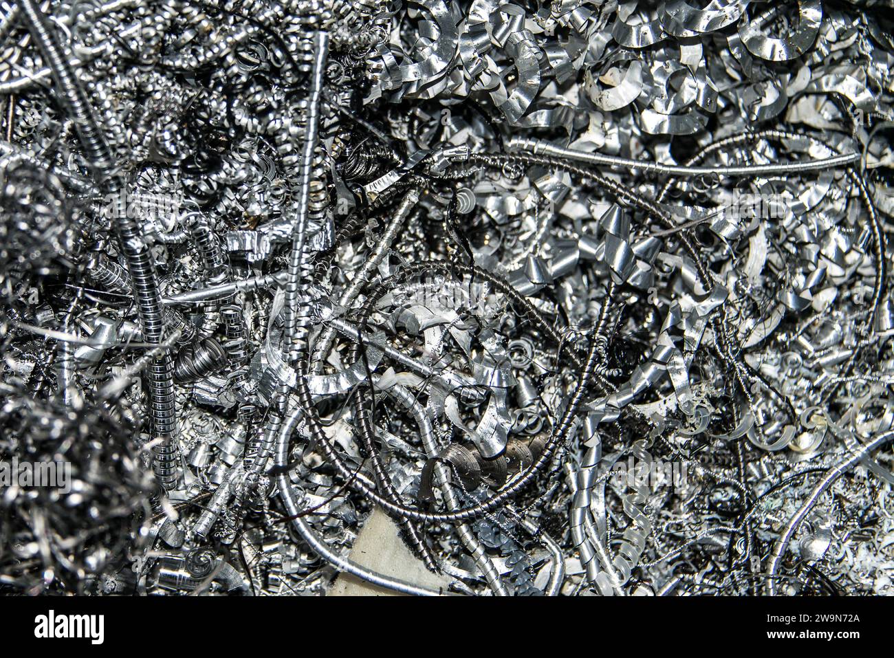 Schrott Closeup verdrehte Spiralstahlspäne verdrehtes Metall aus Drehmaschinen in Industrieanlagen. Stockfoto