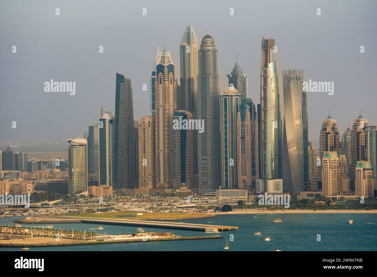 Aus der Vogelperspektive auf den Dubai Marina District, VAE, mit vielen hohen Wolkenkratzern und Hotels. Trübe Verschmutzung am Himmel. Futuristische Gebäude. Stockfoto