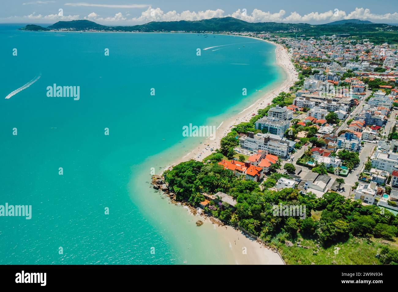 Tropischer Urlaubsstrand mit Ferienort und türkisfarbenem Meer in Brasilien. Luftaufnahme Stockfoto