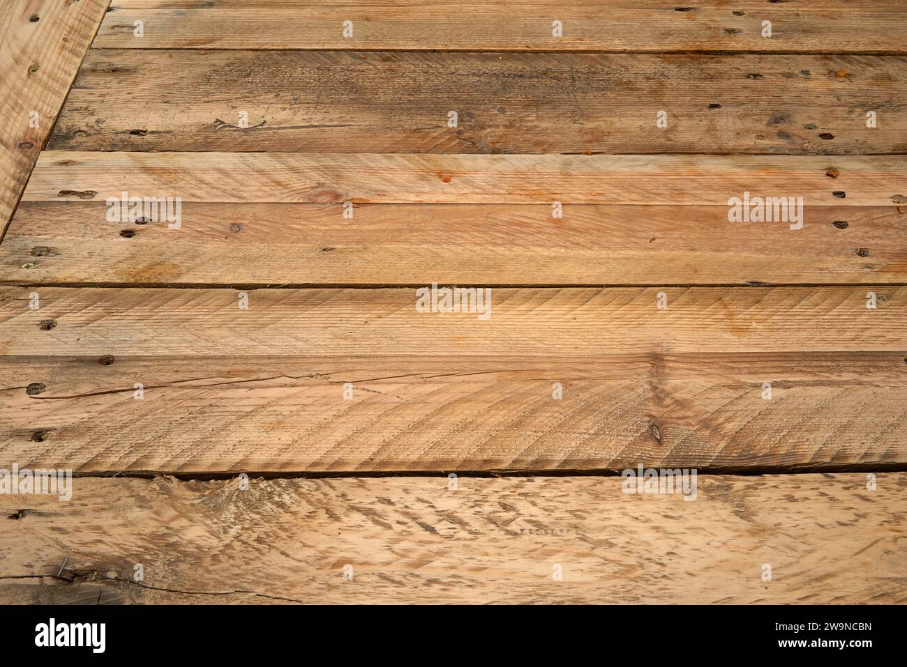 Raue Holzkonstruktion von Deck aus Perspektive Stockfoto