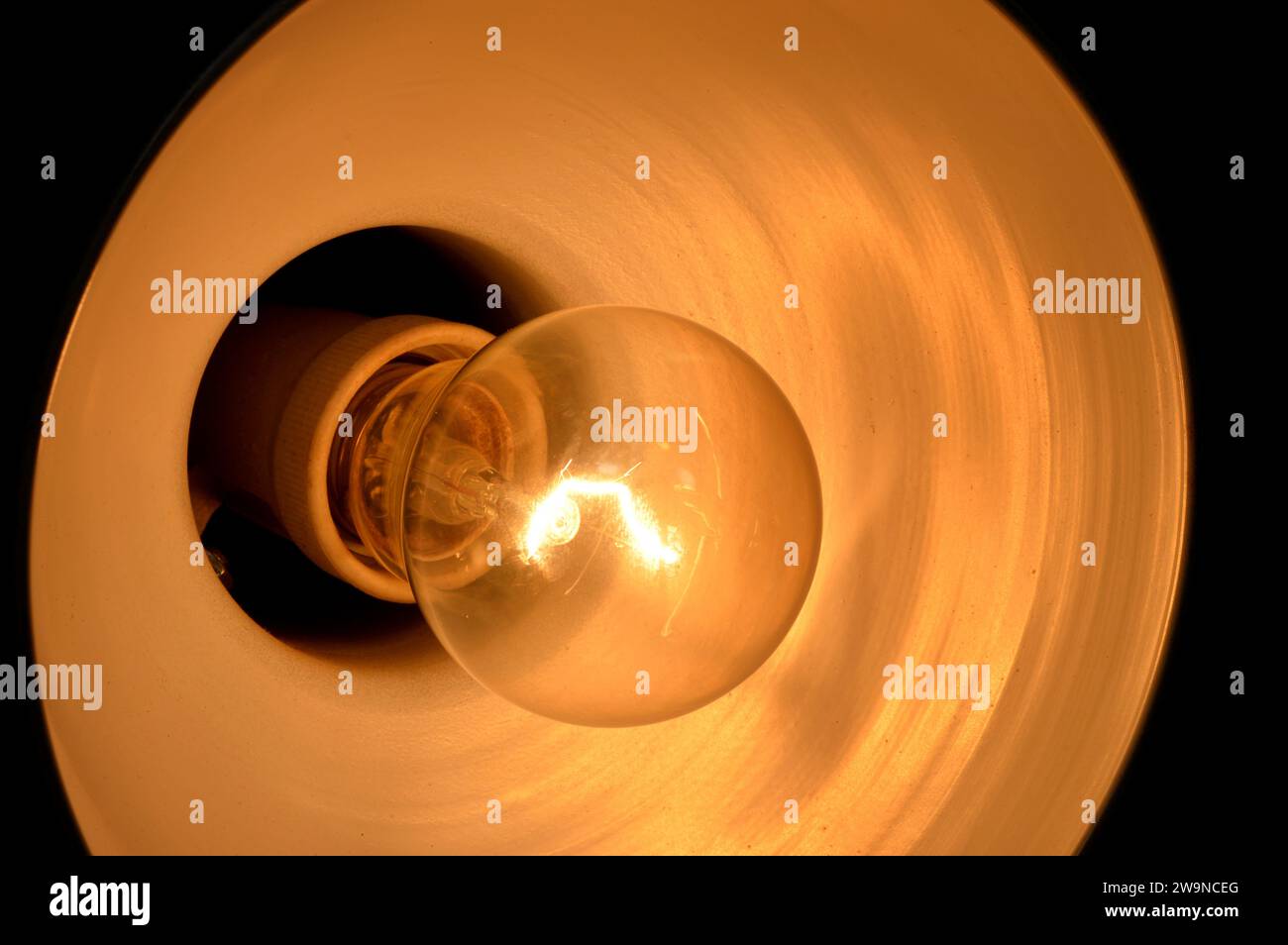 Glühlampe Glühlampe, eine elektrische Lampe mit einem Drahtfaden Wolfram, die bis zum Glühen erhitzt wird, besteht aus einer Gasbirne, Niederdruck Stockfoto