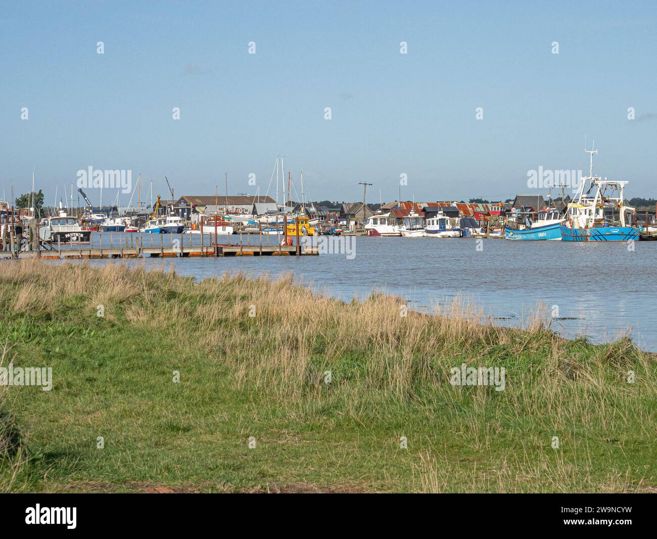 Der kleine Fischerei- und Freizeithafen in Southwold auf der anderen Seite des Flusses Blyth in Walberswick Stockfoto