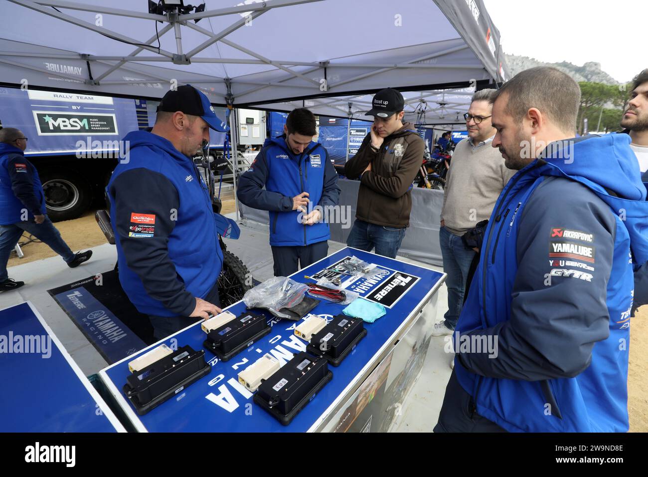 Menton, Frankreich. Dezember 2023. Paddock du Rallye RAID Africa Eco Race ouvert au Public, stade Rondelli a Menton 29. Dezember 2023. Africa Eco Race Monacoto Africa Paddock in Menton, Südostfrankreich Credit: MAXPPP/Alamy Live News Stockfoto