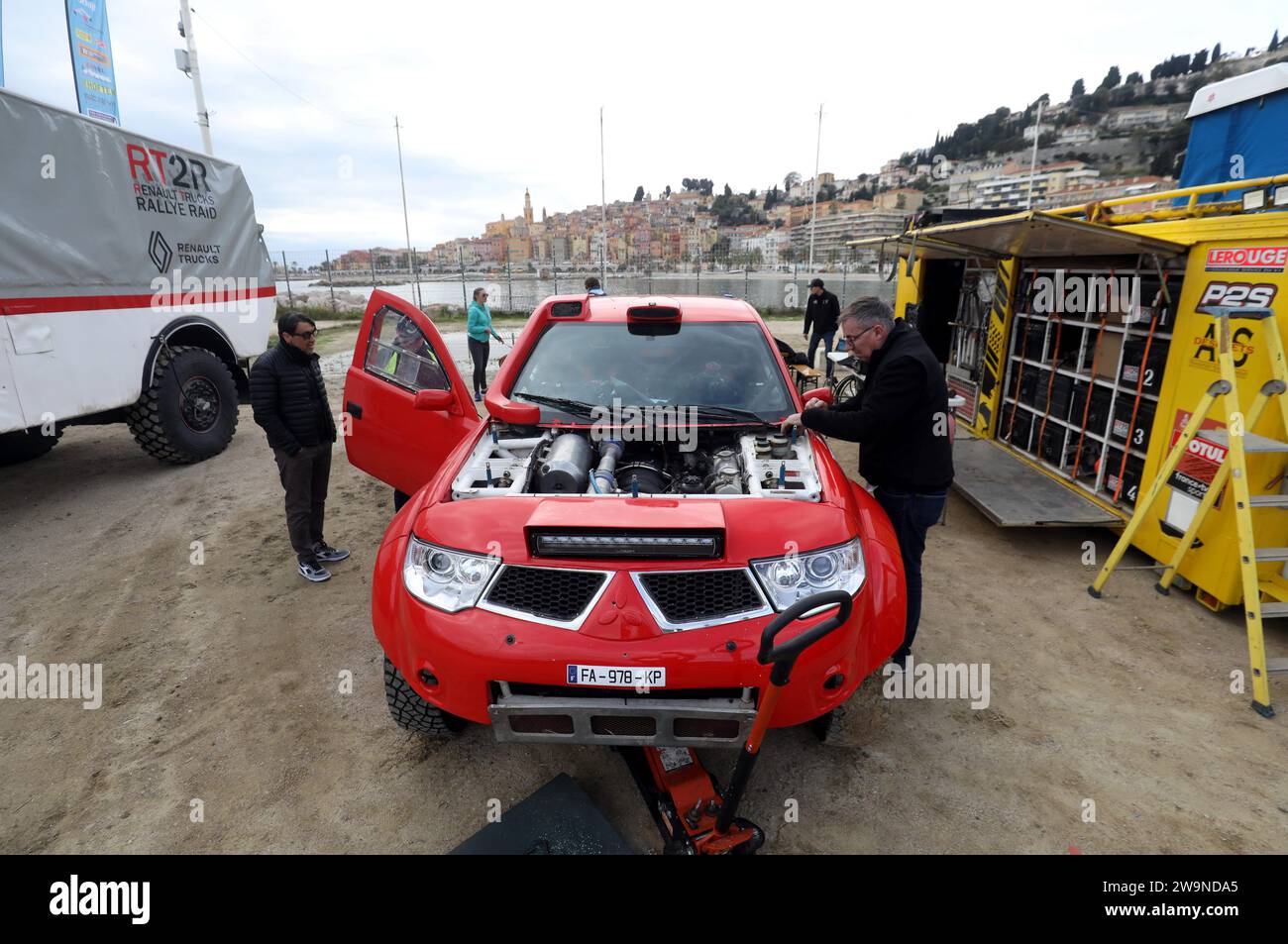 Menton, Frankreich. Dezember 2023. Paddock du Rallye RAID Africa Eco Race ouvert au Public, stade Rondelli a Menton 29. Dezember 2023. Africa Eco Race Monacoto Africa Paddock in Menton, Südostfrankreich Credit: MAXPPP/Alamy Live News Stockfoto