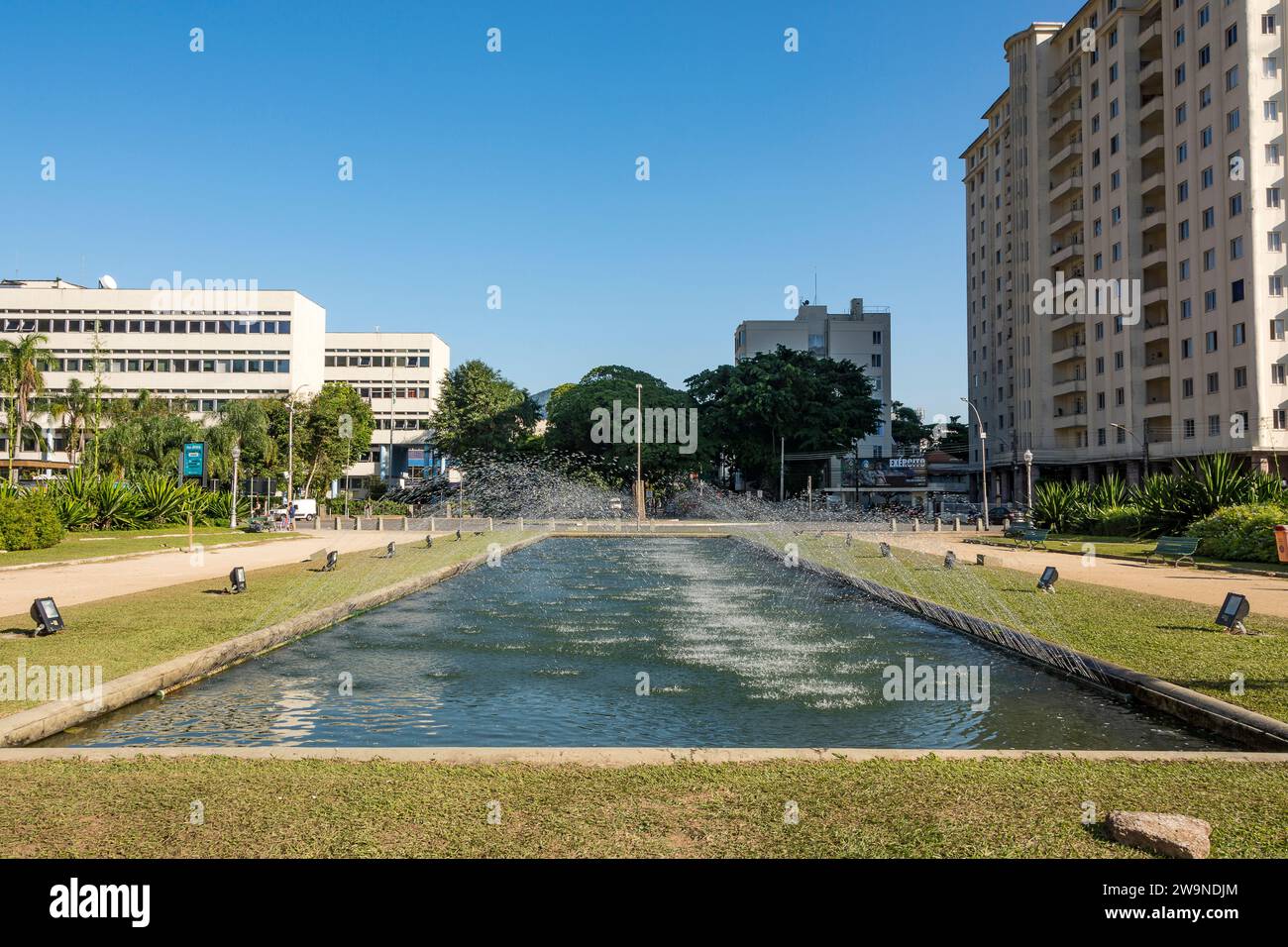 Rio de janeiro Brasilien. Brunnen auf dem General Tibúrcio Platz. Im Hintergrund ein Meilenstein in Hommage an den militärischen Widerstand gegen die kommunistische Absicht Stockfoto