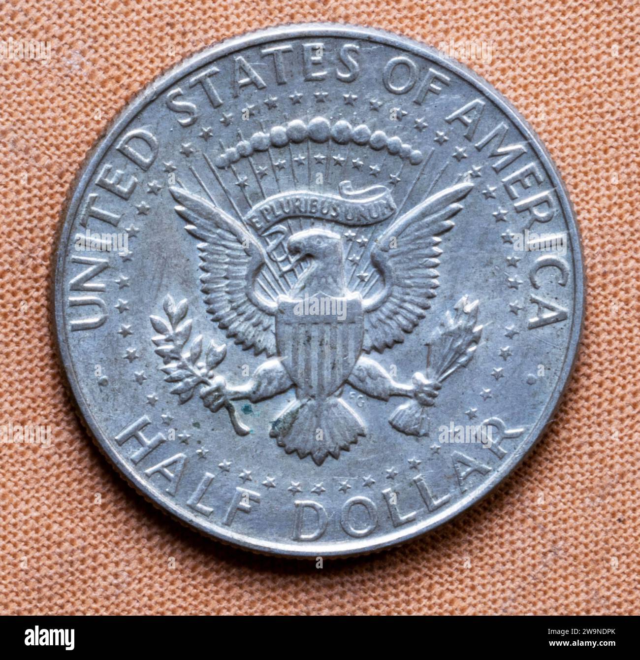 US-Münze mit halbem Dollar, Rückseite mit dem Siegel der Vereinigten Staaten; ein amerikanischer Adler mit einem Olivenzweig und dreizehn Pfeilen Stockfoto