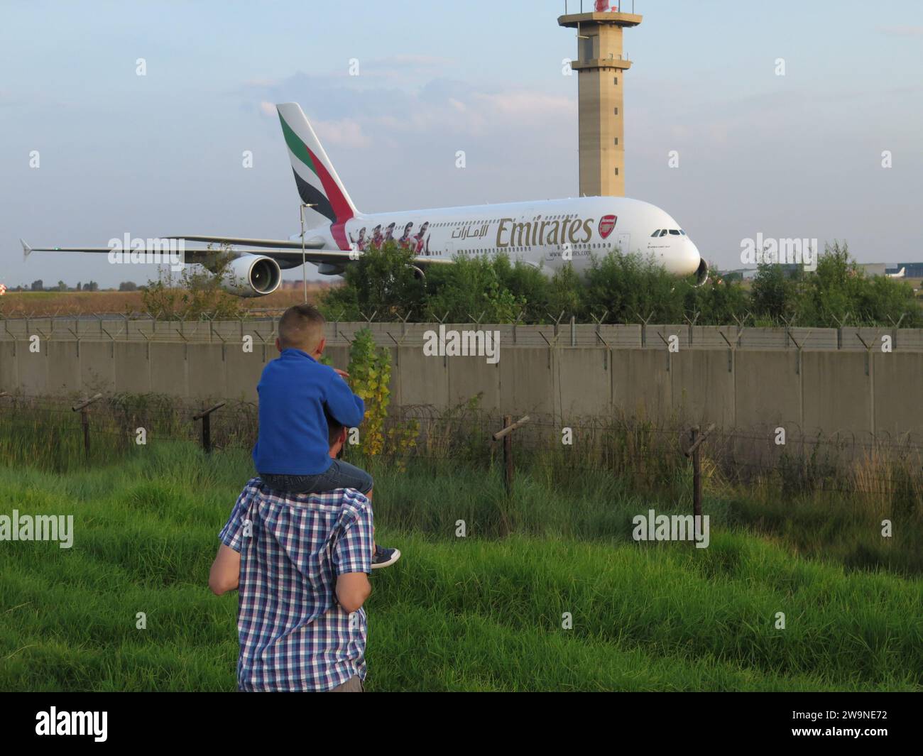 Junge, der einen Emirates Airbus A380 am Flughafen Johannesburg ansieht Stockfoto