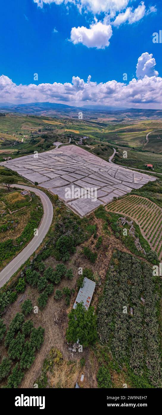 Sizilien 2023. Blick aus der Vogelperspektive auf das Kunstwerk Cretto di Burri und die umliegende Landschaft. Juli 2023 Trapani, Italien Stockfoto