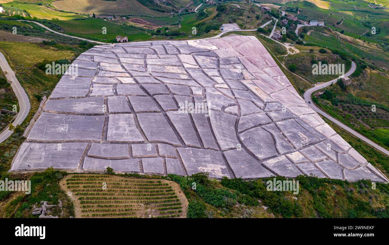 Sizilien 2023. Blick aus der Vogelperspektive auf das Kunstwerk Cretto di Burri und die umliegende Landschaft. Juli 2023 Trapani, Italien Stockfoto
