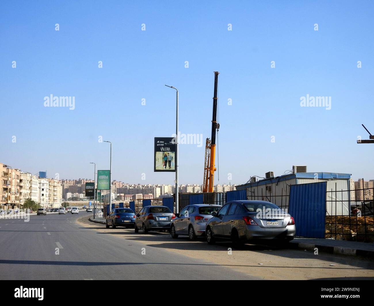 Kairo, Ägypten, November 30 2023: Ein Mobilkran auf einer Baustelle, Immobilien- und Infrastrukturentwicklungsprojekte in Ägypten, selektiver Fokus Stockfoto