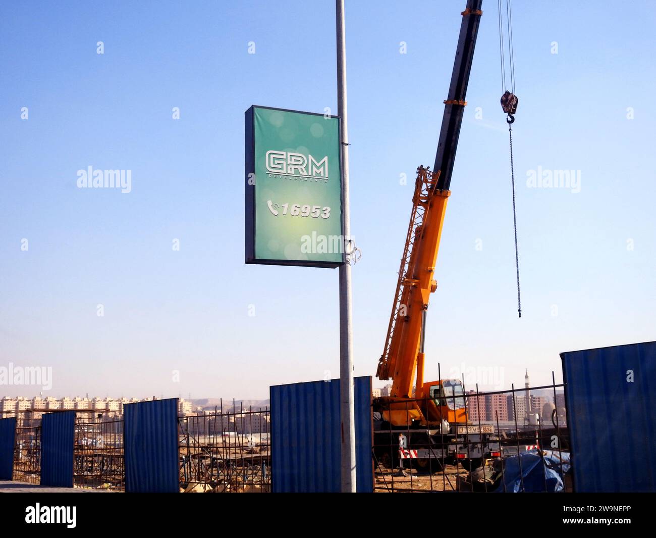 Kairo, Ägypten, November 30 2023: Ein Mobilkran auf einer Baustelle, Immobilien- und Infrastrukturentwicklungsprojekte in Ägypten, selektiver Fokus Stockfoto