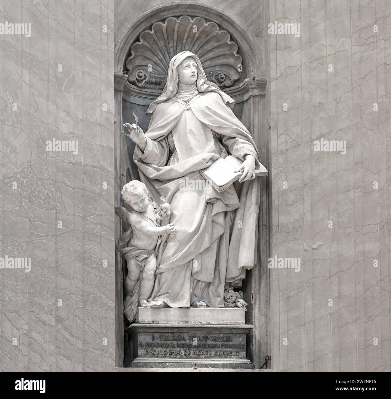 Gedenkstatue für die Hl. Teresa von Avila (oder Jesus), im Petersdom, Vatikan, Rom, Italien Stockfoto