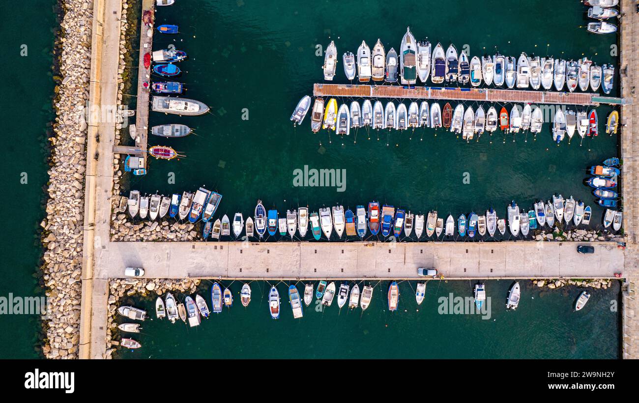 Sizilien 2023. Blick aus der Vogelperspektive auf kleine Boote, die im Touristenhafen der Stadt Trapani vor Anker liegen. Juli 2023 Trapani, Italien Stockfoto