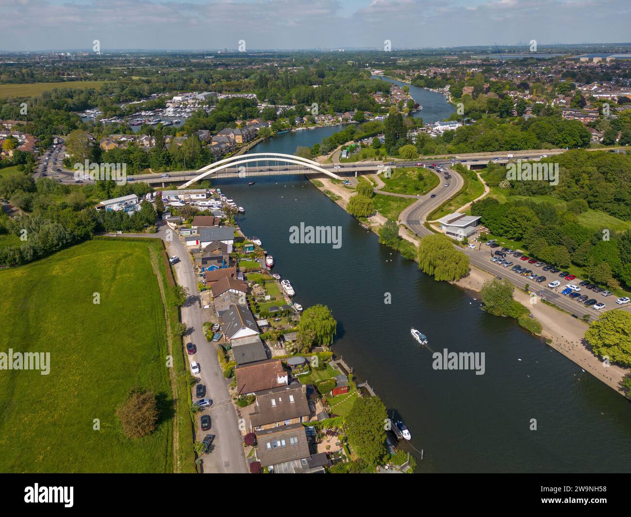 Luftaufnahme der Themse bei Walton Bridge, Shepperton, Walton-on-Thames, Surrey, Großbritannien. Stockfoto