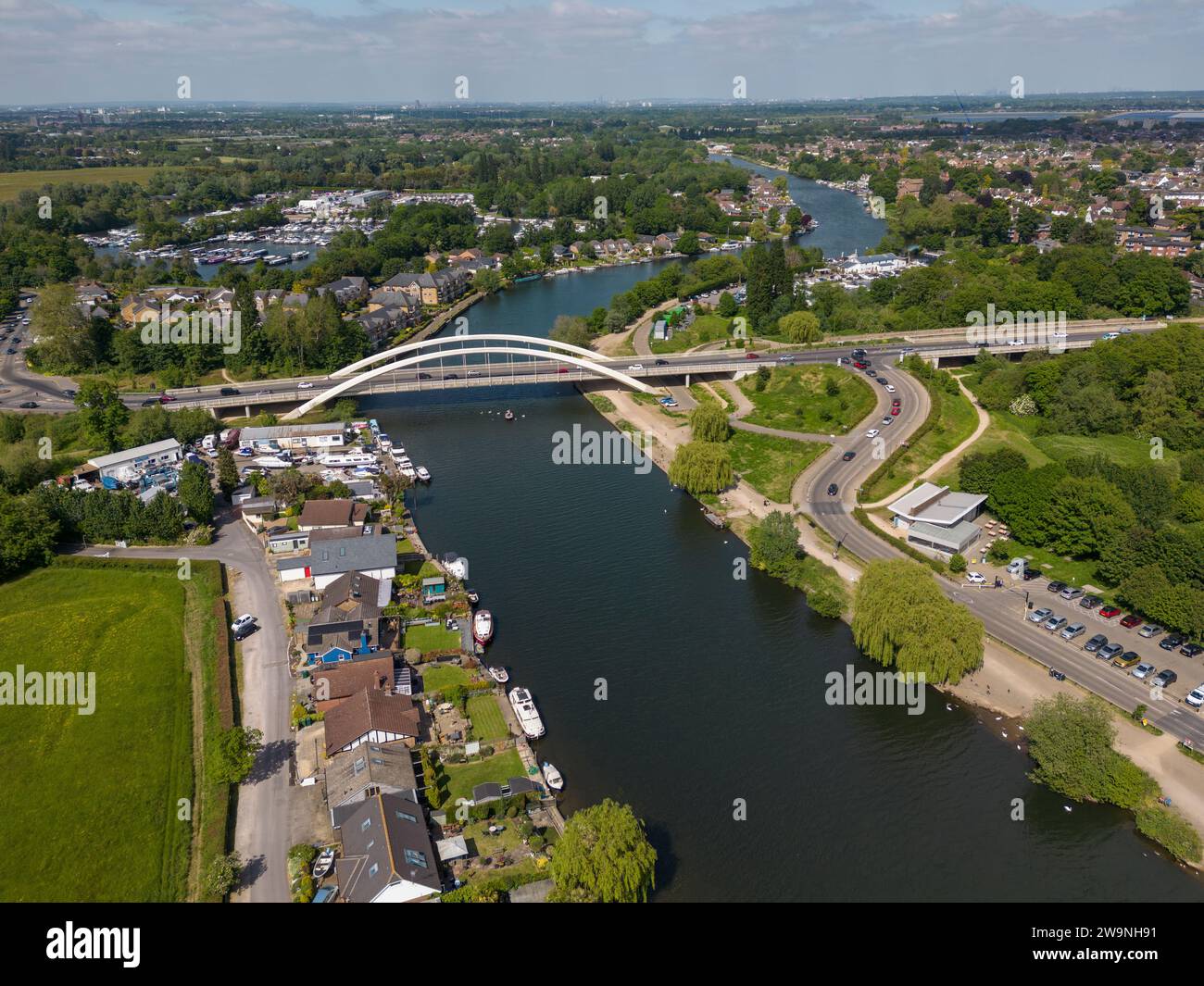 Luftaufnahme der Themse bei Walton Bridge, Shepperton, Walton-on-Thames, Surrey, Großbritannien. Stockfoto