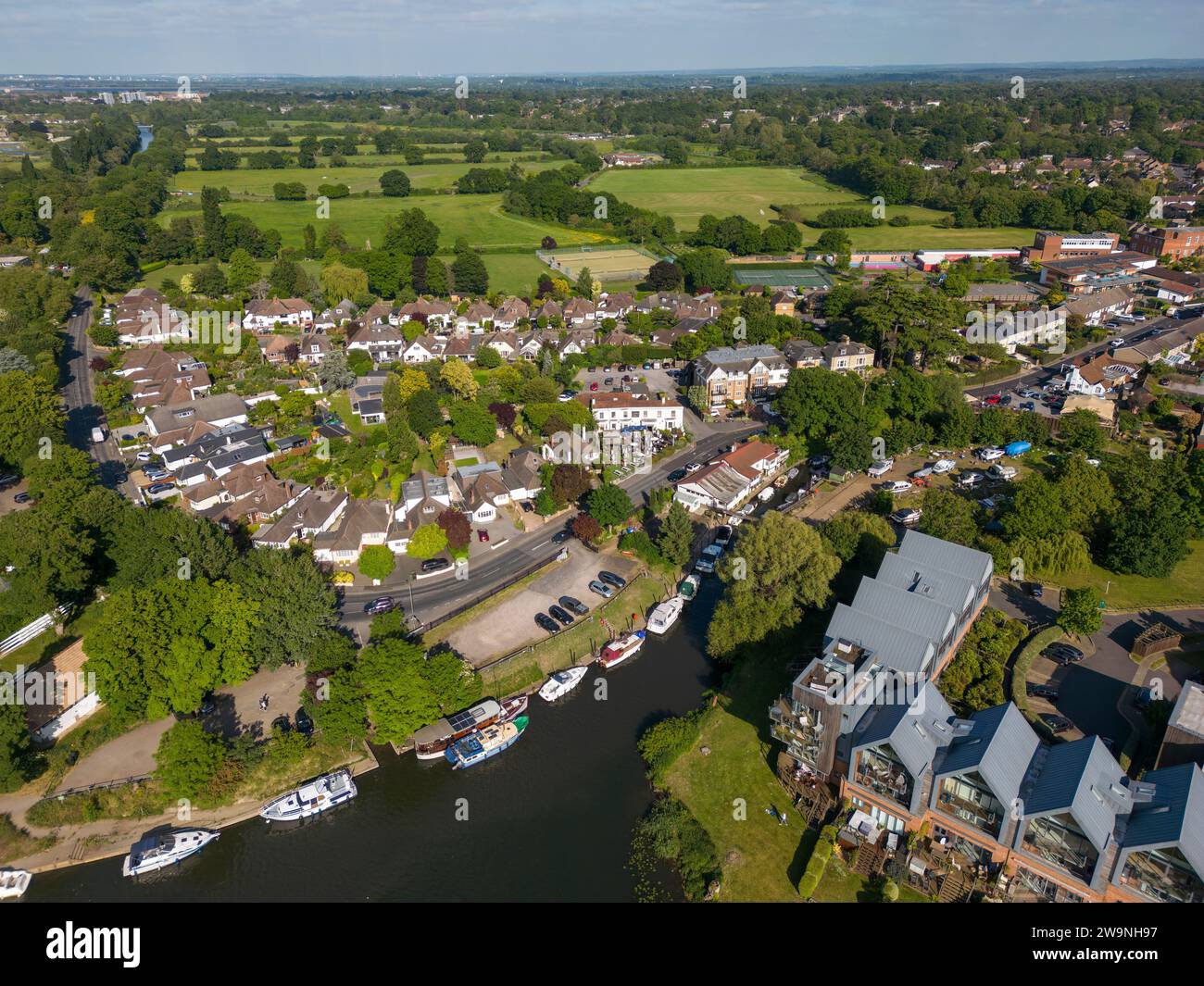 Blick auf die nördliche Weybridge neben der Themse, Surrey, Großbritannien. Stockfoto