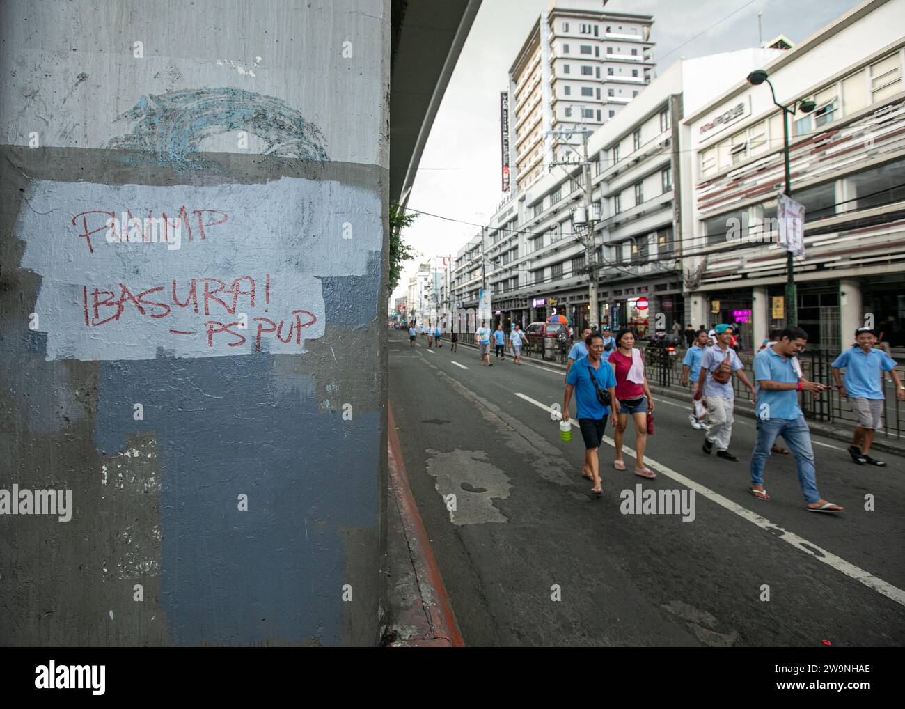 Manila, Manila, Philippinen. Dezember 2023. Caravan nach Mendiola Jeepney Fahrer und Betreiber des TransportStrike fahren in Richtung Chino Roces Bridge in Mendiola, um ihren Anruf NoToJeepneyPhaseout nach MalacaÃ±ang zu bringen. Pres. Marcos Jr gab PUVs erst bis Dezember 31, um sich zu einem Franchise zu konsolidieren, bevor sie ihr Recht verlieren. Nach Angaben von Verkehrsgruppen wird dies zum Verlust des Lebensunterhalts Tausender PUV-Fahrer führen und mehr als 28 Millionen Pendler betreffen. (Kreditbild: © Jose Monsieur Santos/ZUMA Press Wire) NUR REDAKTIONELLE VERWENDUNG! Nicht für kommerzielle ZWECKE! Stockfoto