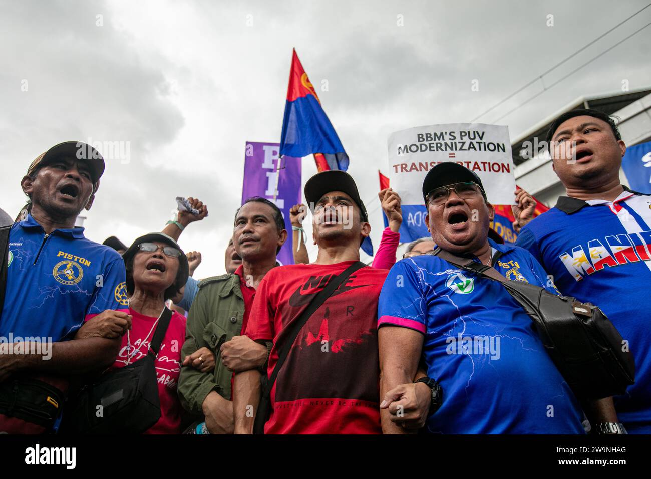 Manila, Manila, Philippinen. Dezember 2023. Caravan nach Mendiola Jeepney Fahrer und Betreiber des TransportStrike fahren in Richtung Chino Roces Bridge in Mendiola, um ihren Anruf NoToJeepneyPhaseout nach MalacaÃ±ang zu bringen. Pres. Marcos Jr gab PUVs erst bis Dezember 31, um sich zu einem Franchise zu konsolidieren, bevor sie ihr Recht verlieren. Nach Angaben von Verkehrsgruppen wird dies zum Verlust des Lebensunterhalts Tausender PUV-Fahrer führen und mehr als 28 Millionen Pendler betreffen. (Kreditbild: © Jose Monsieur Santos/ZUMA Press Wire) NUR REDAKTIONELLE VERWENDUNG! Nicht für kommerzielle ZWECKE! Stockfoto