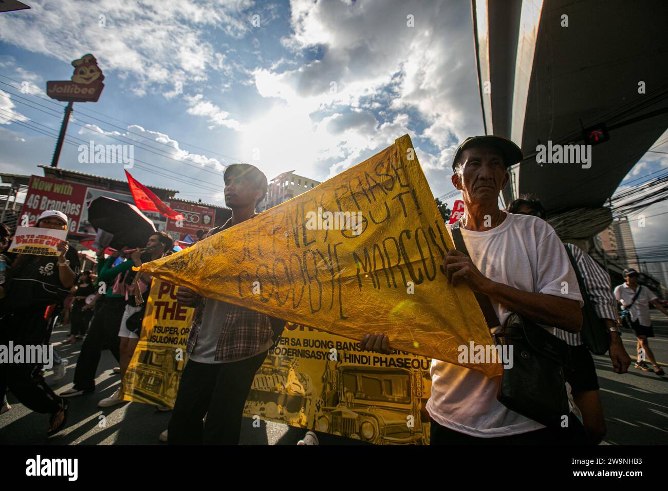 Manila, Manila, Philippinen. Dezember 2023. Caravan nach Mendiola Jeepney Fahrer und Betreiber des TransportStrike fahren in Richtung Chino Roces Bridge in Mendiola, um ihren Anruf NoToJeepneyPhaseout nach MalacaÃ±ang zu bringen. Pres. Marcos Jr gab PUVs erst bis Dezember 31, um sich zu einem Franchise zu konsolidieren, bevor sie ihr Recht verlieren. Nach Angaben von Verkehrsgruppen wird dies zum Verlust des Lebensunterhalts Tausender PUV-Fahrer führen und mehr als 28 Millionen Pendler betreffen. (Kreditbild: © Jose Monsieur Santos/ZUMA Press Wire) NUR REDAKTIONELLE VERWENDUNG! Nicht für kommerzielle ZWECKE! Stockfoto