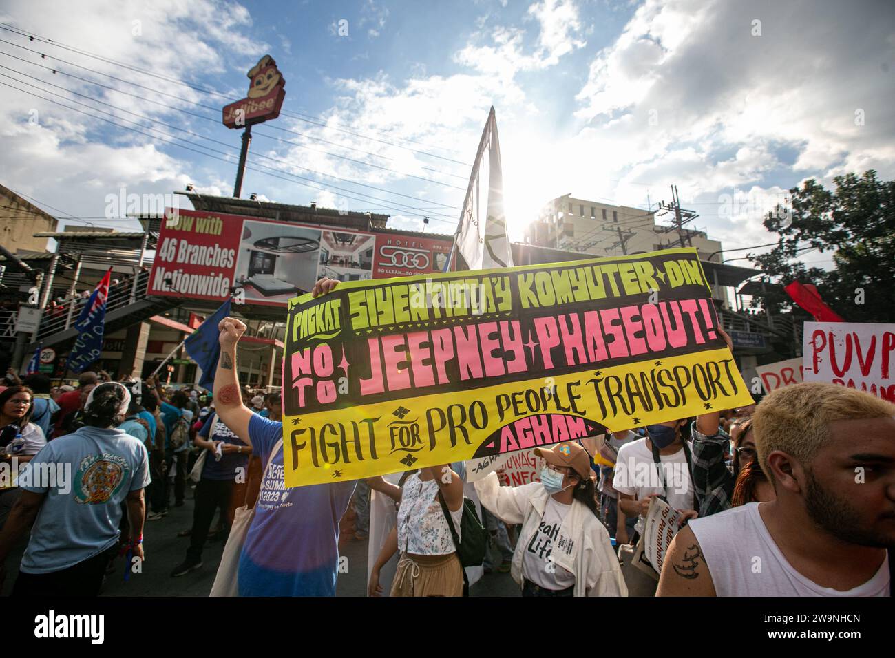 Manila, Manila, Philippinen. Dezember 2023. Caravan nach Mendiola Jeepney Fahrer und Betreiber des TransportStrike fahren in Richtung Chino Roces Bridge in Mendiola, um ihren Anruf NoToJeepneyPhaseout nach MalacaÃ±ang zu bringen. Pres. Marcos Jr gab PUVs erst bis Dezember 31, um sich zu einem Franchise zu konsolidieren, bevor sie ihr Recht verlieren. Nach Angaben von Verkehrsgruppen wird dies zum Verlust des Lebensunterhalts Tausender PUV-Fahrer führen und mehr als 28 Millionen Pendler betreffen. (Kreditbild: © Jose Monsieur Santos/ZUMA Press Wire) NUR REDAKTIONELLE VERWENDUNG! Nicht für kommerzielle ZWECKE! Stockfoto