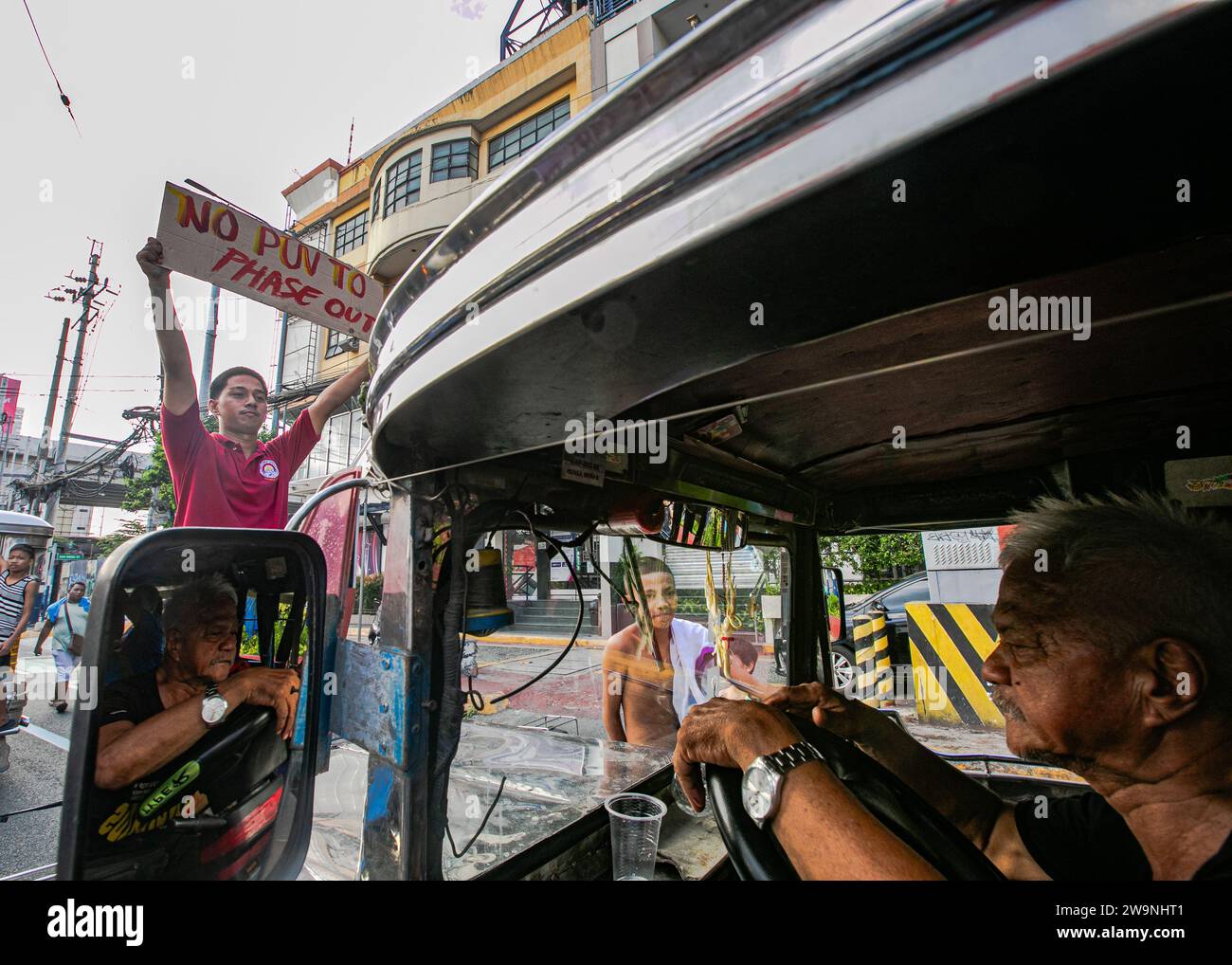 Manila, Manila, Philippinen. Dezember 2023. Caravan nach Mendiola Jeepney Fahrer und Betreiber des TransportStrike fahren in Richtung Chino Roces Bridge in Mendiola, um ihren Anruf NoToJeepneyPhaseout nach MalacaÃ±ang zu bringen. Pres. Marcos Jr gab PUVs erst bis Dezember 31, um sich zu einem Franchise zu konsolidieren, bevor sie ihr Recht verlieren. Nach Angaben von Verkehrsgruppen wird dies zum Verlust des Lebensunterhalts Tausender PUV-Fahrer führen und mehr als 28 Millionen Pendler betreffen. (Kreditbild: © Jose Monsieur Santos/ZUMA Press Wire) NUR REDAKTIONELLE VERWENDUNG! Nicht für kommerzielle ZWECKE! Stockfoto