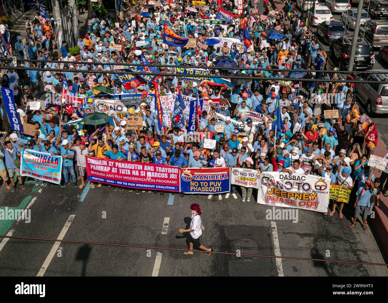 Manila, Manila, Philippinen. Dezember 2023. Caravan nach Mendiola Jeepney Fahrer und Betreiber des TransportStrike fahren in Richtung Chino Roces Bridge in Mendiola, um ihren Anruf NoToJeepneyPhaseout nach MalacaÃ±ang zu bringen. Pres. Marcos Jr gab PUVs erst bis Dezember 31, um sich zu einem Franchise zu konsolidieren, bevor sie ihr Recht verlieren. Nach Angaben von Verkehrsgruppen wird dies zum Verlust des Lebensunterhalts Tausender PUV-Fahrer führen und mehr als 28 Millionen Pendler betreffen. (Kreditbild: © Jose Monsieur Santos/ZUMA Press Wire) NUR REDAKTIONELLE VERWENDUNG! Nicht für kommerzielle ZWECKE! Stockfoto