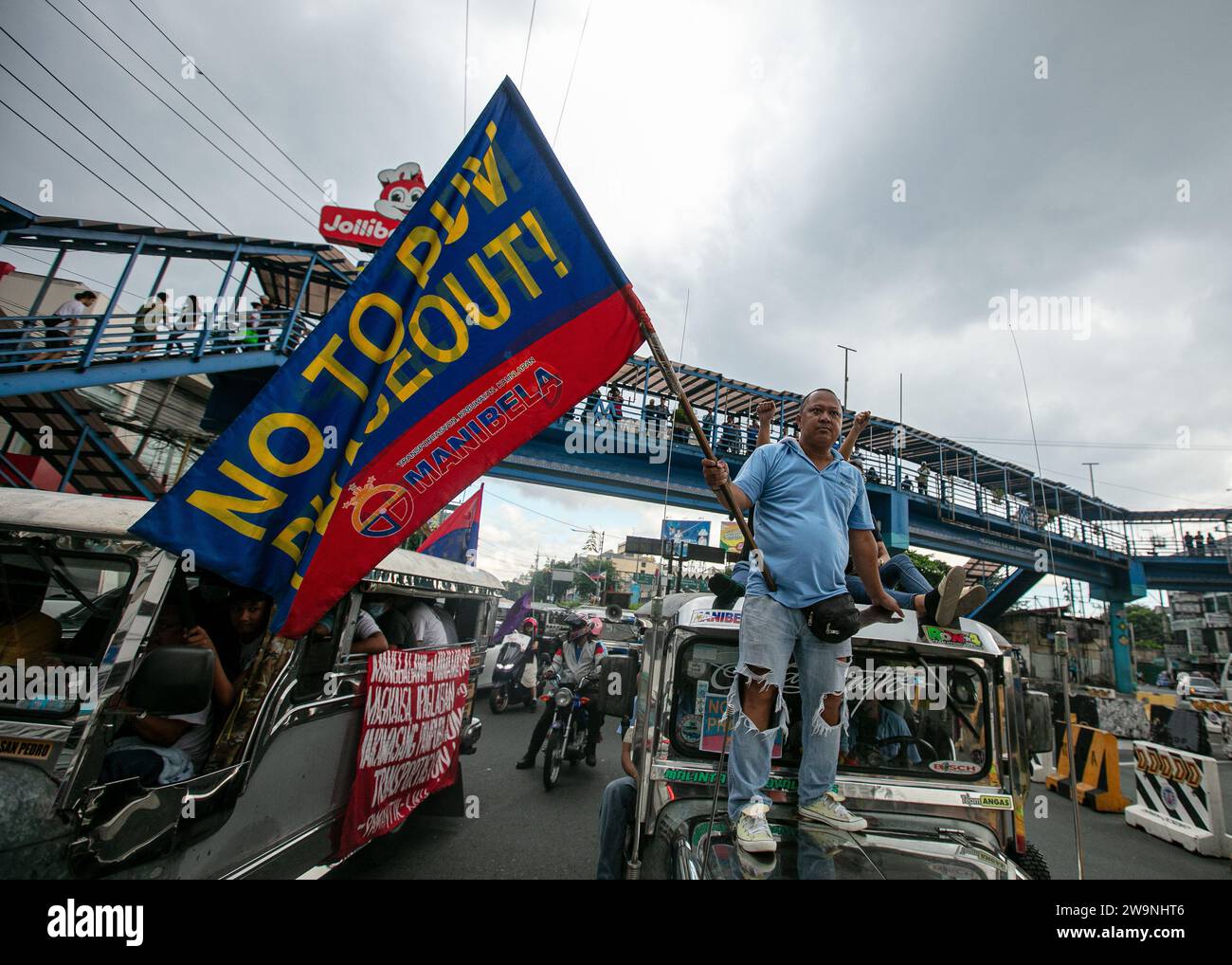Manila, Manila, Philippinen. Dezember 2023. Caravan nach Mendiola Jeepney Fahrer und Betreiber des TransportStrike fahren in Richtung Chino Roces Bridge in Mendiola, um ihren Anruf NoToJeepneyPhaseout nach MalacaÃ±ang zu bringen. Pres. Marcos Jr gab PUVs erst bis Dezember 31, um sich zu einem Franchise zu konsolidieren, bevor sie ihr Recht verlieren. Nach Angaben von Verkehrsgruppen wird dies zum Verlust des Lebensunterhalts Tausender PUV-Fahrer führen und mehr als 28 Millionen Pendler betreffen. (Kreditbild: © Jose Monsieur Santos/ZUMA Press Wire) NUR REDAKTIONELLE VERWENDUNG! Nicht für kommerzielle ZWECKE! Stockfoto