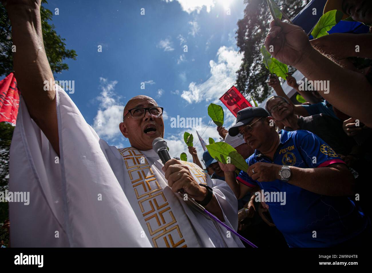Manila, Manila, Philippinen. Dezember 2023. Caravan nach Mendiola Jeepney Fahrer und Betreiber des TransportStrike fahren in Richtung Chino Roces Bridge in Mendiola, um ihren Anruf NoToJeepneyPhaseout nach MalacaÃ±ang zu bringen. Pres. Marcos Jr gab PUVs erst bis Dezember 31, um sich zu einem Franchise zu konsolidieren, bevor sie ihr Recht verlieren. Nach Angaben von Verkehrsgruppen wird dies zum Verlust des Lebensunterhalts Tausender PUV-Fahrer führen und mehr als 28 Millionen Pendler betreffen. (Kreditbild: © Jose Monsieur Santos/ZUMA Press Wire) NUR REDAKTIONELLE VERWENDUNG! Nicht für kommerzielle ZWECKE! Stockfoto