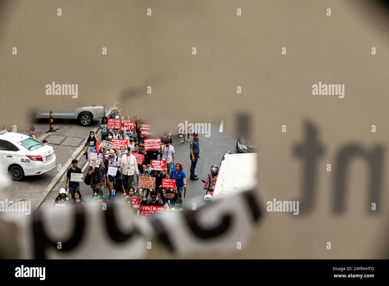 Manila, Manila, Philippinen. Dezember 2023. Caravan nach Mendiola Jeepney Fahrer und Betreiber des TransportStrike fahren in Richtung Chino Roces Bridge in Mendiola, um ihren Anruf NoToJeepneyPhaseout nach MalacaÃ±ang zu bringen. Pres. Marcos Jr gab PUVs erst bis Dezember 31, um sich zu einem Franchise zu konsolidieren, bevor sie ihr Recht verlieren. Nach Angaben von Verkehrsgruppen wird dies zum Verlust des Lebensunterhalts Tausender PUV-Fahrer führen und mehr als 28 Millionen Pendler betreffen. (Kreditbild: © Jose Monsieur Santos/ZUMA Press Wire) NUR REDAKTIONELLE VERWENDUNG! Nicht für kommerzielle ZWECKE! Stockfoto