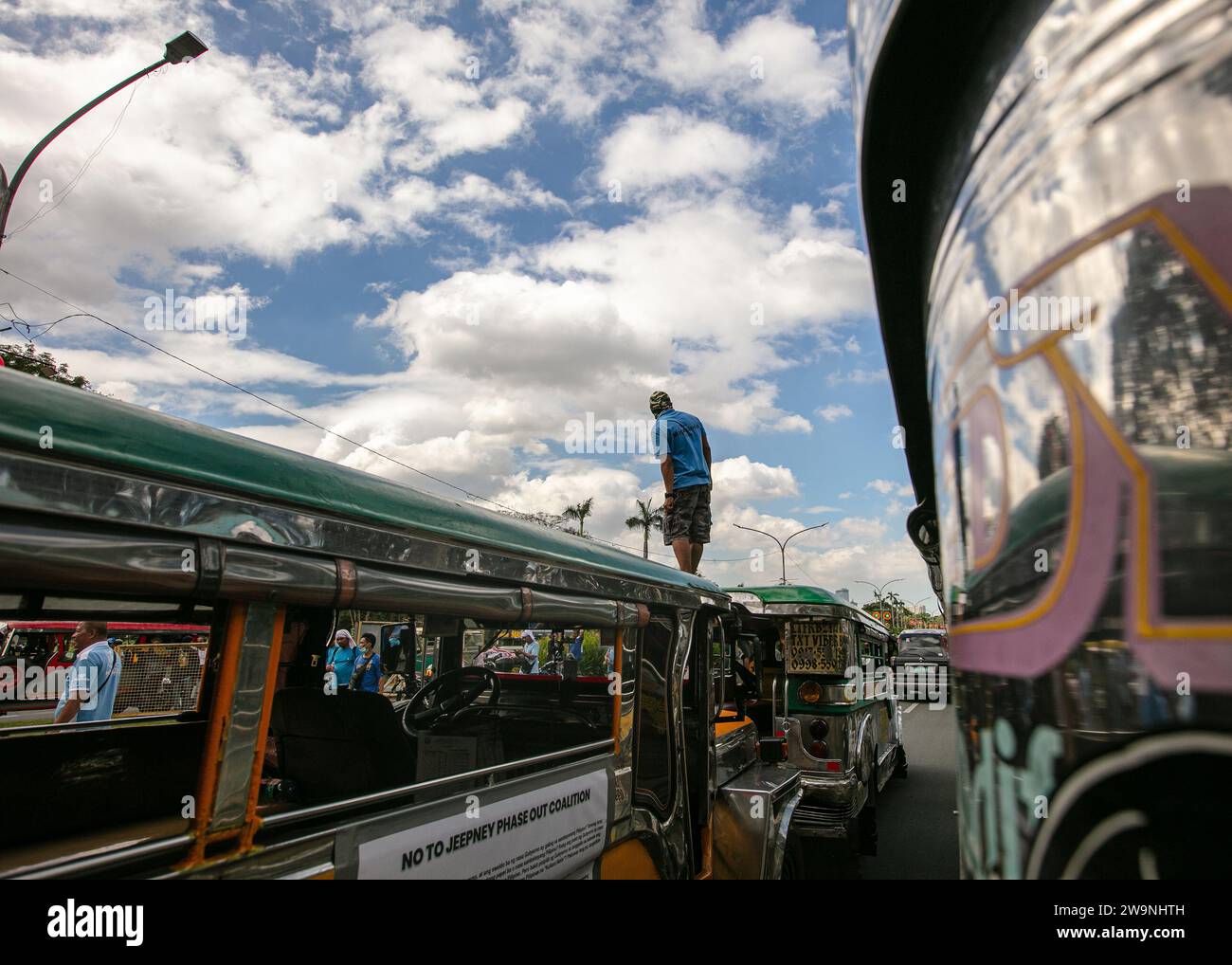 Manila, Manila, Philippinen. Dezember 2023. Caravan nach Mendiola Jeepney Fahrer und Betreiber des TransportStrike fahren in Richtung Chino Roces Bridge in Mendiola, um ihren Anruf NoToJeepneyPhaseout nach MalacaÃ±ang zu bringen. Pres. Marcos Jr gab PUVs erst bis Dezember 31, um sich zu einem Franchise zu konsolidieren, bevor sie ihr Recht verlieren. Nach Angaben von Verkehrsgruppen wird dies zum Verlust des Lebensunterhalts Tausender PUV-Fahrer führen und mehr als 28 Millionen Pendler betreffen. (Kreditbild: © Jose Monsieur Santos/ZUMA Press Wire) NUR REDAKTIONELLE VERWENDUNG! Nicht für kommerzielle ZWECKE! Stockfoto