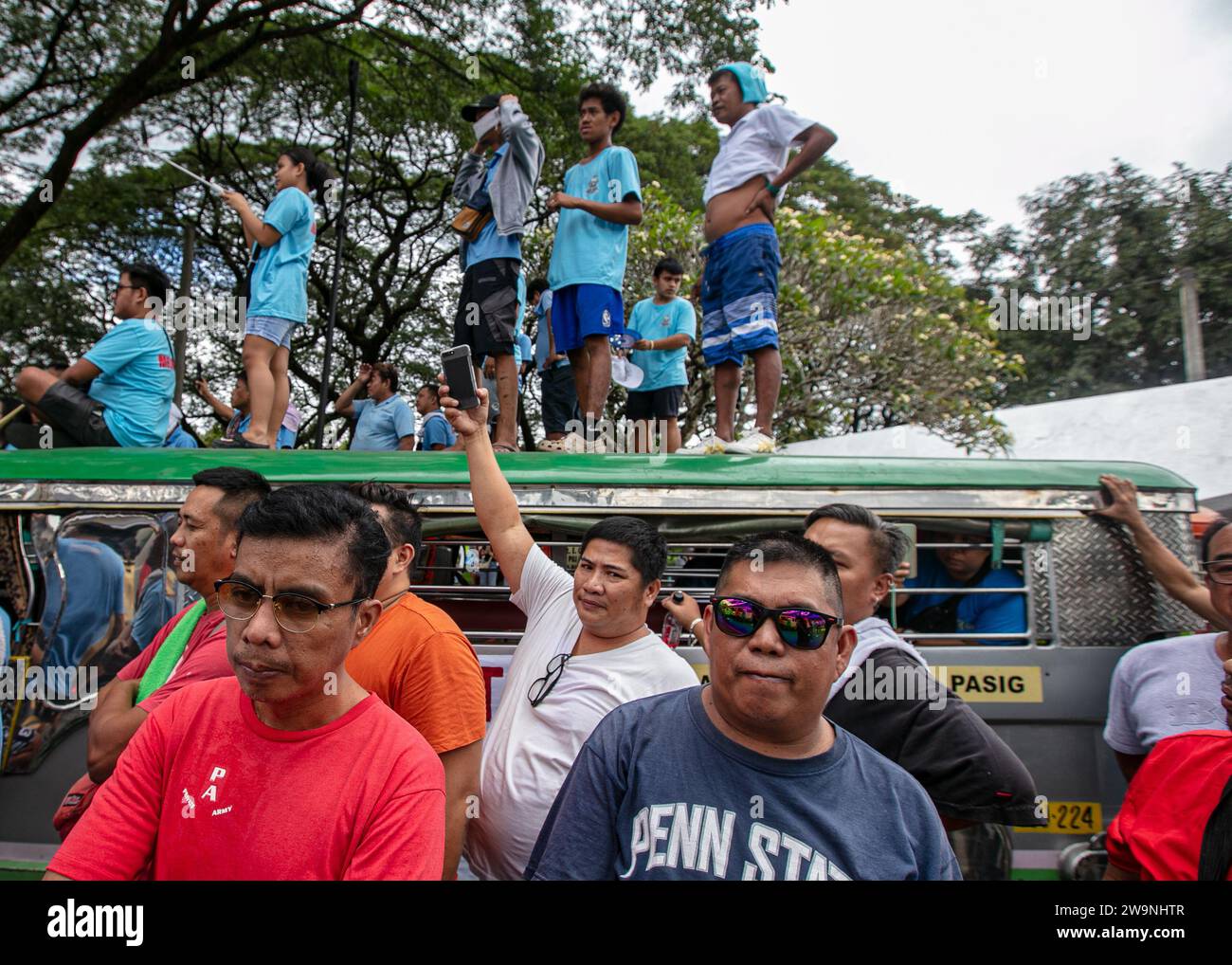 Manila, Manila, Philippinen. Dezember 2023. Caravan nach Mendiola Jeepney Fahrer und Betreiber des TransportStrike fahren in Richtung Chino Roces Bridge in Mendiola, um ihren Anruf NoToJeepneyPhaseout nach MalacaÃ±ang zu bringen. Pres. Marcos Jr gab PUVs erst bis Dezember 31, um sich zu einem Franchise zu konsolidieren, bevor sie ihr Recht verlieren. Nach Angaben von Verkehrsgruppen wird dies zum Verlust des Lebensunterhalts Tausender PUV-Fahrer führen und mehr als 28 Millionen Pendler betreffen. (Kreditbild: © Jose Monsieur Santos/ZUMA Press Wire) NUR REDAKTIONELLE VERWENDUNG! Nicht für kommerzielle ZWECKE! Stockfoto