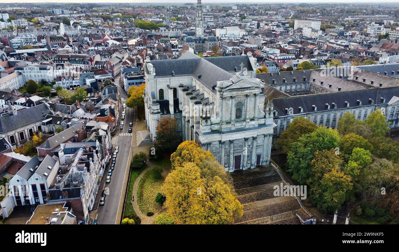 Drohnenfoto Kathedrale Notre-Dame de l'Assomption und Saint Vaast, Cathédrale Notre-Dame de l'Assomption et Saint Vaast d'Arras Frankreich Europa Stockfoto