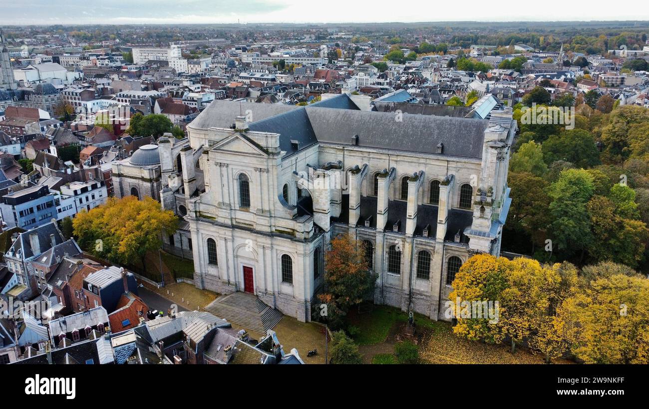 Drohnenfoto Kathedrale Notre-Dame de l'Assomption und Saint Vaast, Cathédrale Notre-Dame de l'Assomption et Saint Vaast d'Arras Frankreich Europa Stockfoto