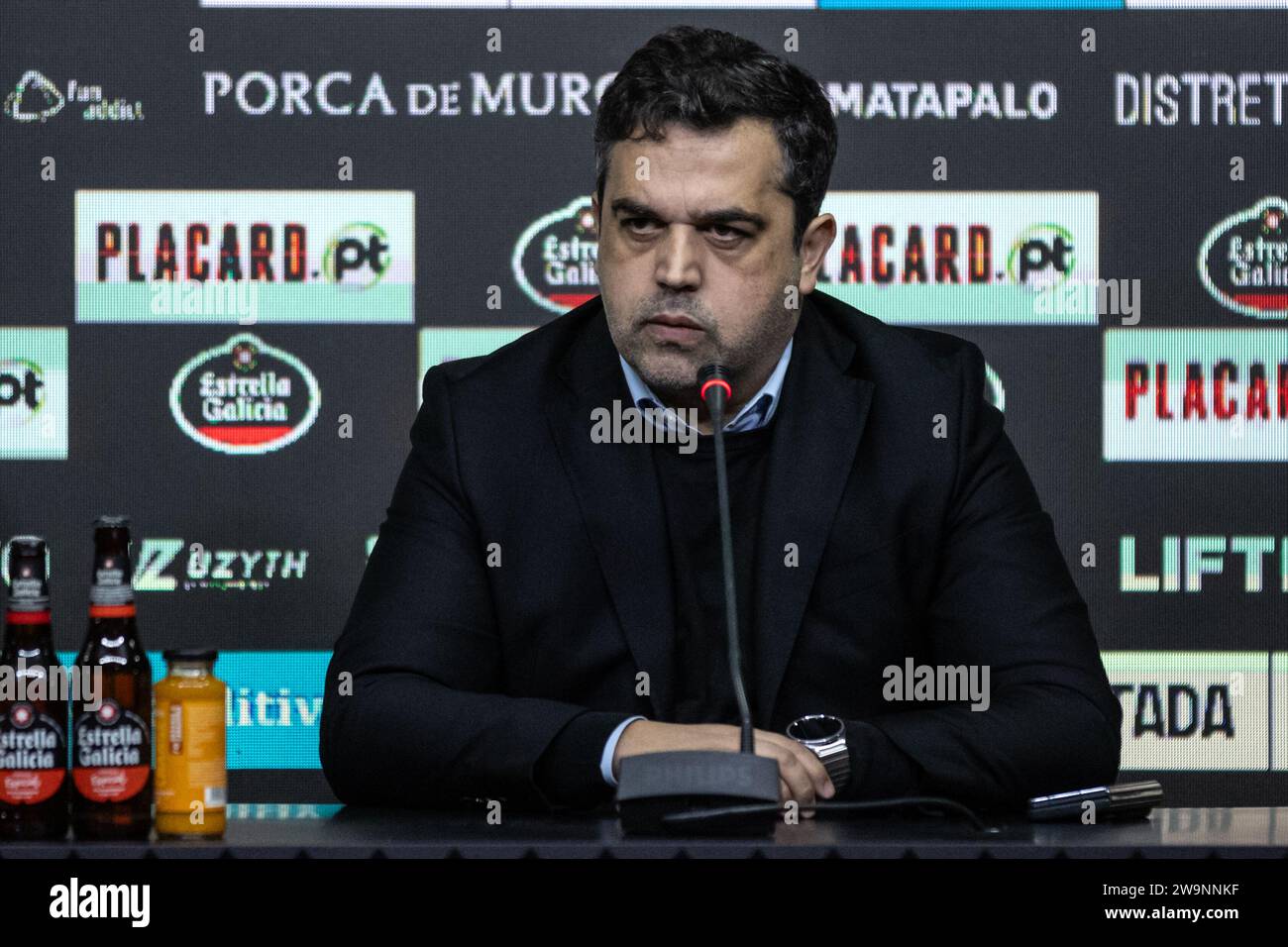 Estadio do Bessa XXI, Porto, Portugal. Dezember 2023. Von links nach rechts, Vitor Murta bei der Einführung des neuen Trainers von BOAVISTA FC, Ricardo Paiva. Quelle: Victor Sousa/Alamy Live News Stockfoto