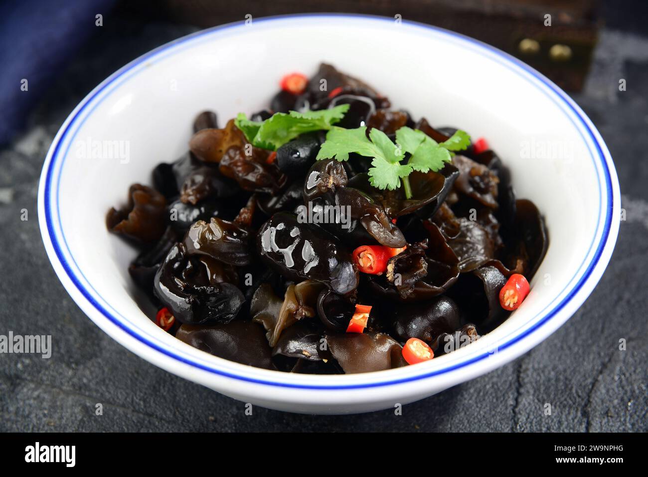 Schwarzer Pilz in Essigsauce, kaltes Gericht Stockfoto