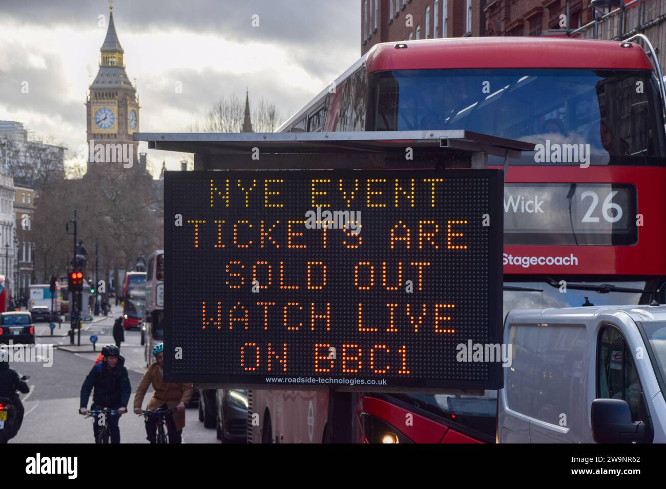 London, England, Großbritannien. Dezember 2023. Ein Schild in Whitehall zeigt eine Nachricht an, dass die Tickets für das Silvesterfeuerwerk ausverkauft sind. (Kreditbild: © Vuk Valcic/ZUMA Press Wire) NUR REDAKTIONELLE VERWENDUNG! Nicht für kommerzielle ZWECKE! Stockfoto