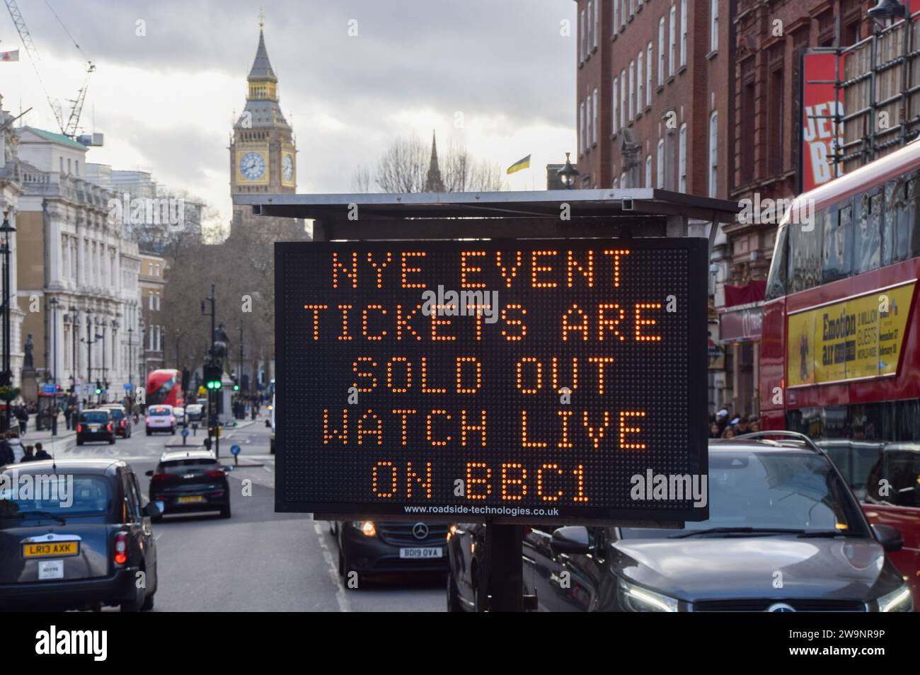 London, England, Großbritannien. Dezember 2023. Ein Schild in Whitehall zeigt eine Nachricht an, dass die Tickets für das Silvesterfeuerwerk ausverkauft sind. (Kreditbild: © Vuk Valcic/ZUMA Press Wire) NUR REDAKTIONELLE VERWENDUNG! Nicht für kommerzielle ZWECKE! Stockfoto