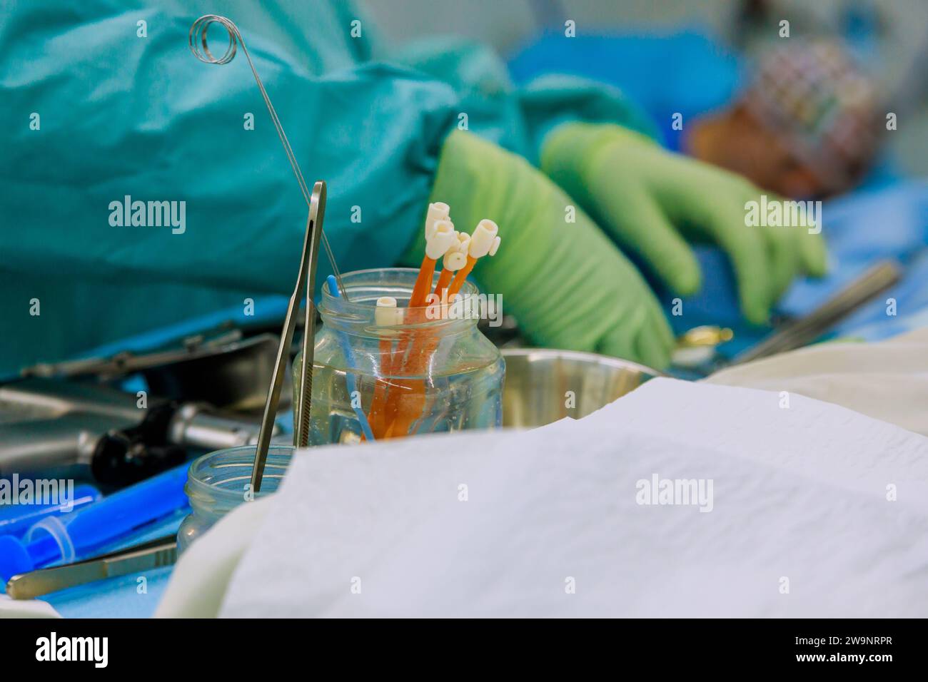 Ein OP-Saal im Krankenhaus ist mit Klammern, Pinzetten und allen technischen Geräten ausgestattet, die für die Mikrochirurgie am offenen Herzen im Notfall erforderlich sind Stockfoto