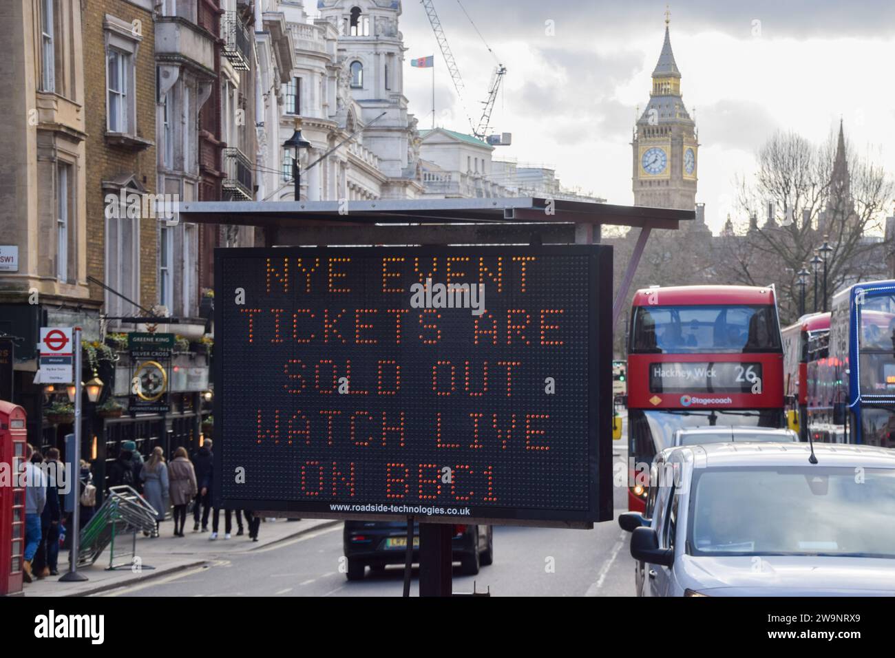 London, Großbritannien. Dezember 2023. Ein Schild in Whitehall zeigt eine Nachricht an, dass die Tickets für das Silvesterfeuerwerk ausverkauft sind. Quelle: Vuk Valcic/Alamy Live News Stockfoto