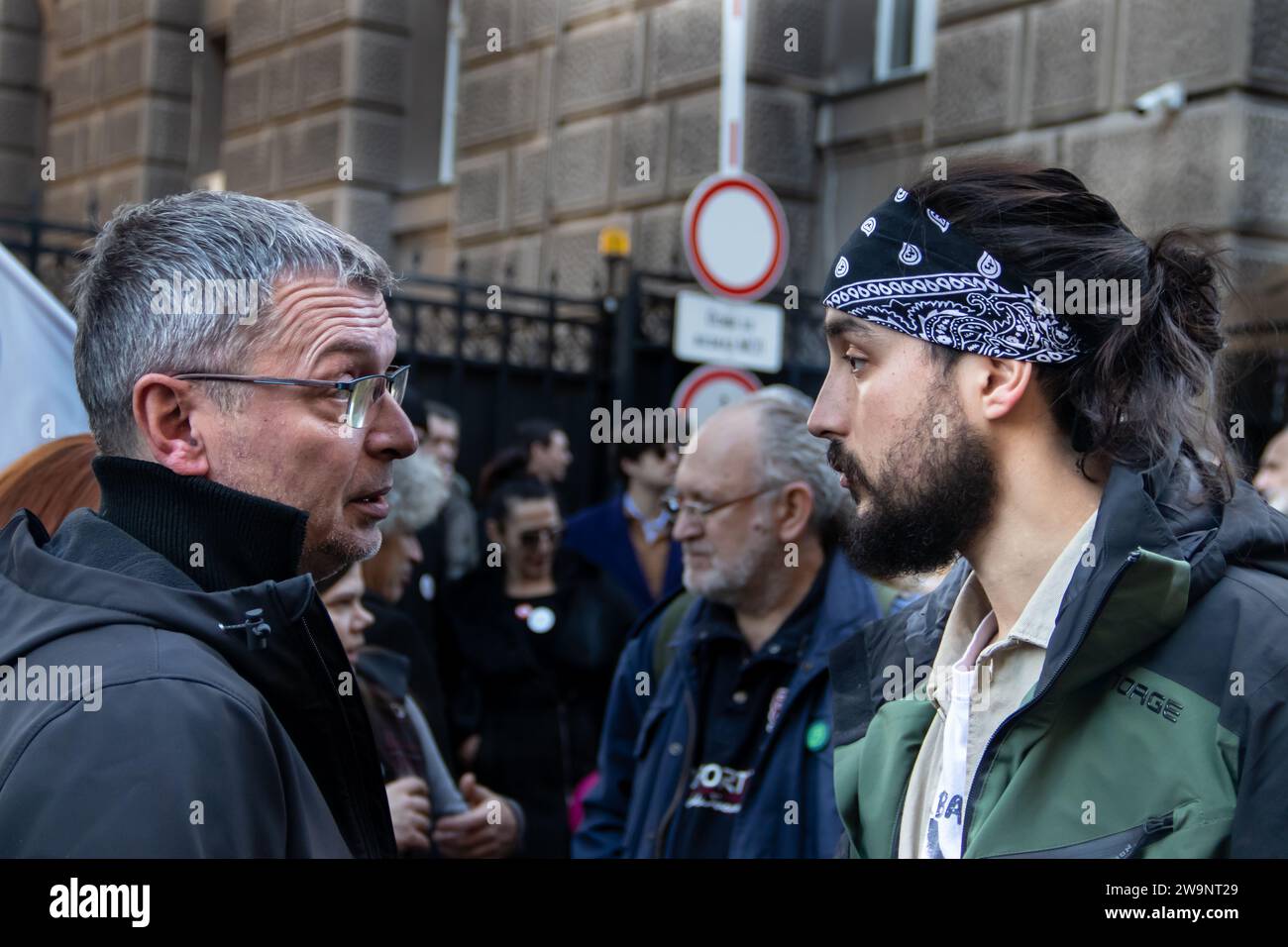 Friedlicher Protest der serbischen Studenten, nachdem die serbische Regierung im Dezember 2023 Wahlen in Belgrad, der Hauptstadt Serbiens, gestohlen hatte. Stockfoto