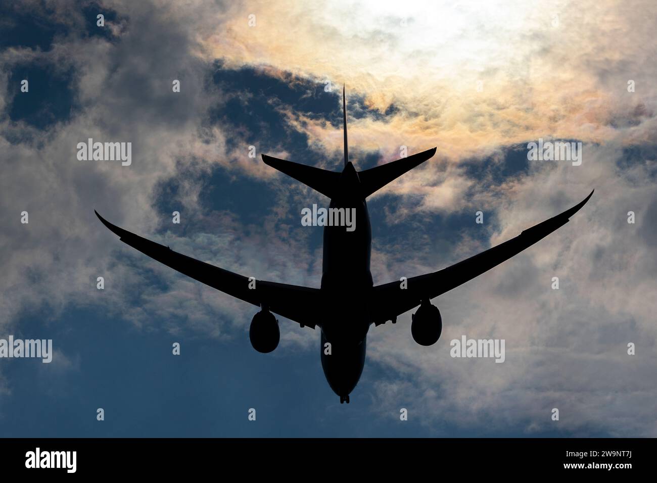 Silhouette einer Passagierfluglandung Stockfoto