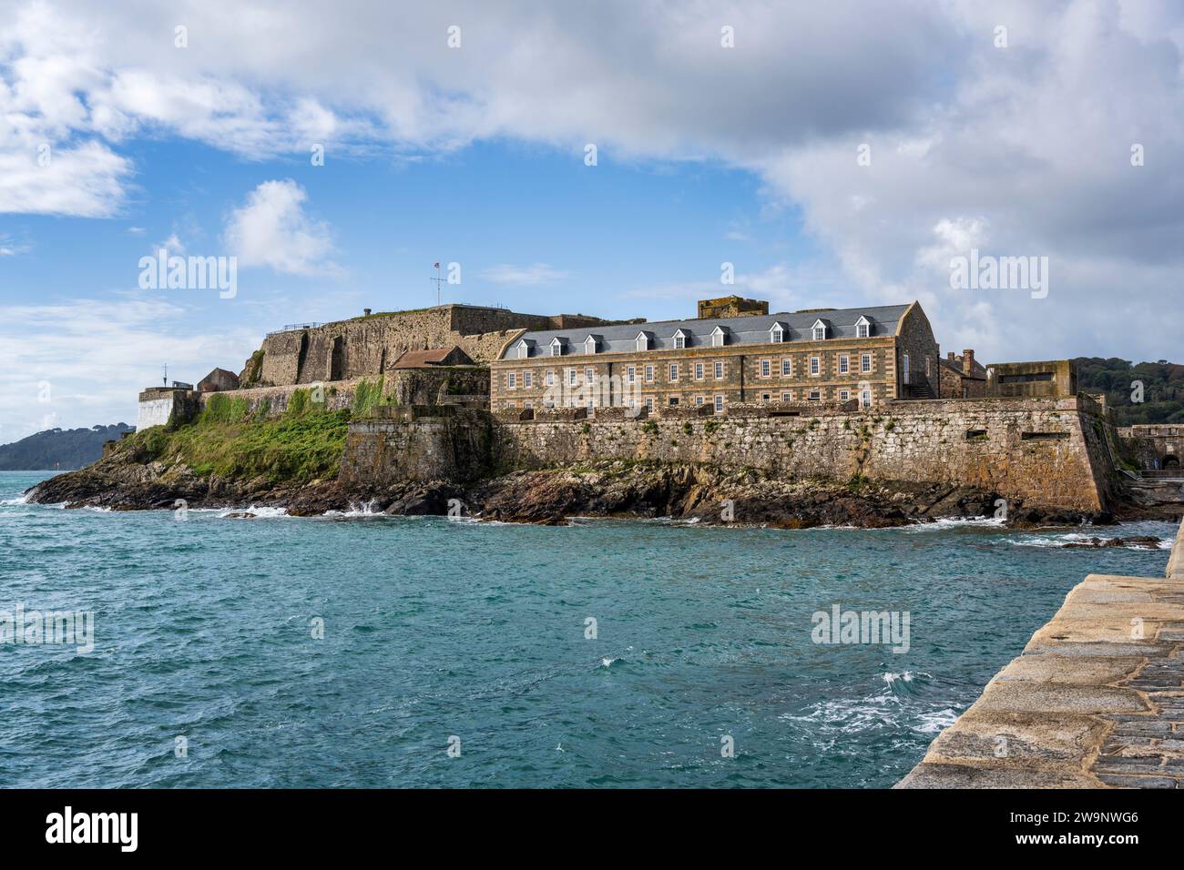 Castle Cornet von Castle Breakwater in St. Peter Port, Guernsey, Kanalinseln Stockfoto