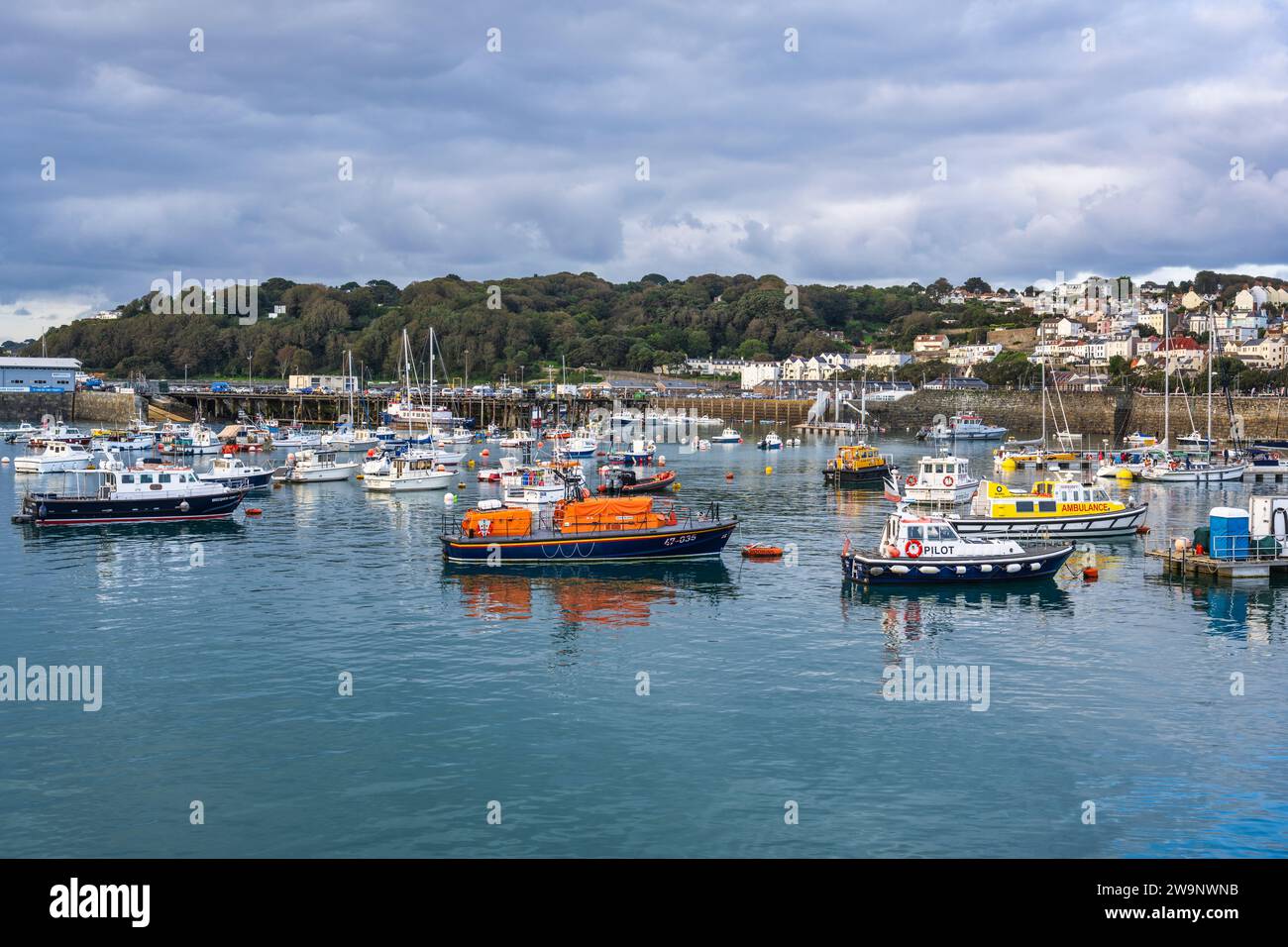 Boote liegen im Hafen von St. Peter Port, St. Peter Port, Guernsey, Kanalinseln Stockfoto