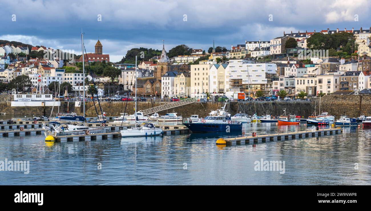 Panoramablick auf Boote, die im Hafen von St. Peter Port, St. Peter Port, Guernsey, Kanalinseln liegen Stockfoto