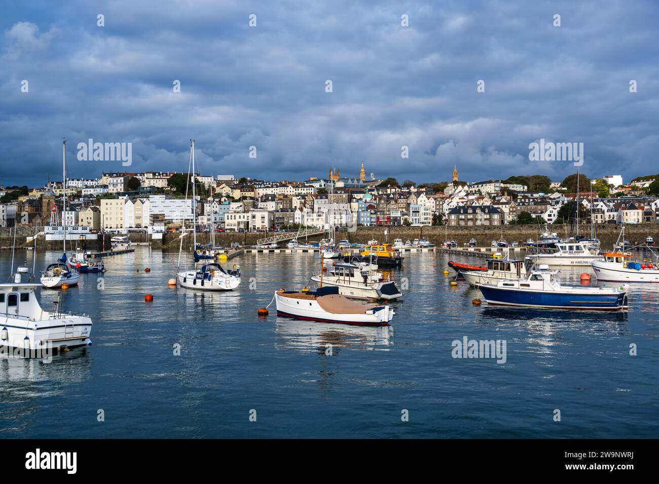 Boote liegen im Hafen von St. Peter Port, St. Peter Port, Guernsey, Kanalinseln Stockfoto