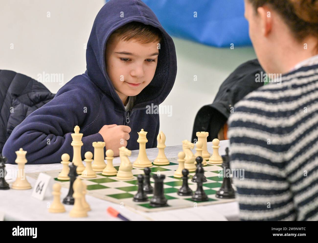 Hastings, Großbritannien. Dezember 2023. Verbytski, Oleg (L) spielt Smith, Olivia (R) während des Caplin Hastings International Chess Congress im Horntye Park, Hastings, East Sussex, Großbritannien. Quelle: LFP/Alamy Live News Stockfoto