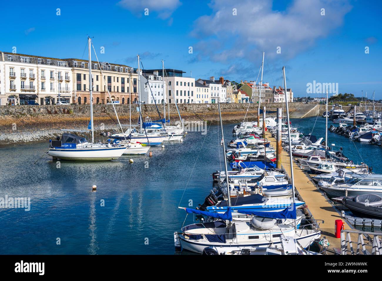 Boote und Yachten liegen im North Beach Marina neben der Glategny Esplanade in St. Peter Port, Guernsey, Kanalinseln Stockfoto